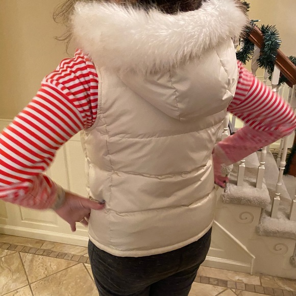 Puffer vest with removable hood - Picture 3 of 9